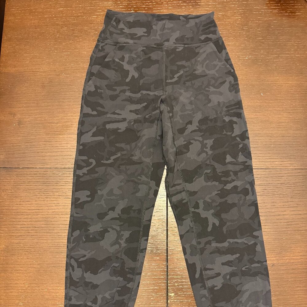 Women's Lululemon Camo Joggers Size 6